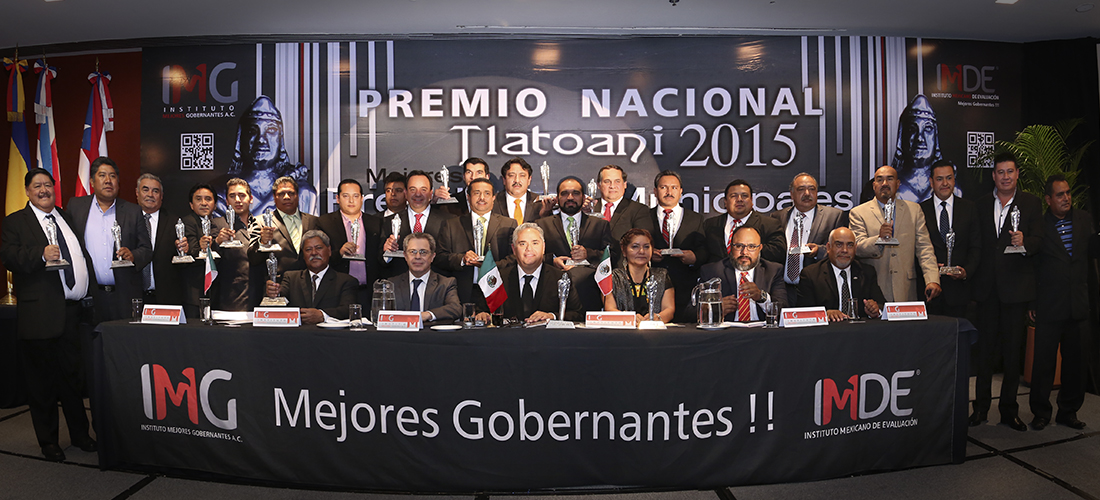 Ganaodres del Premio Nacional Tlatoani 2015  Mejores Presidentes Municipales recibiendo el premio entregado por el Instituto Mexicano De Evaluación y el Instituto Mejores Gobernantes A.C.