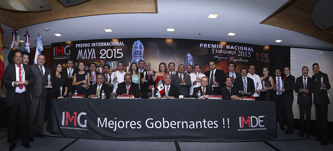 Ganaodres del Premio Nacional Tlatoani 2015 Mejores Regidores y Premio Internacional Maya 2015 recibiendo el premio entregado por el Instituto Mexicano De Evaluación y el Instituto Mejores Gobernantes A.C.