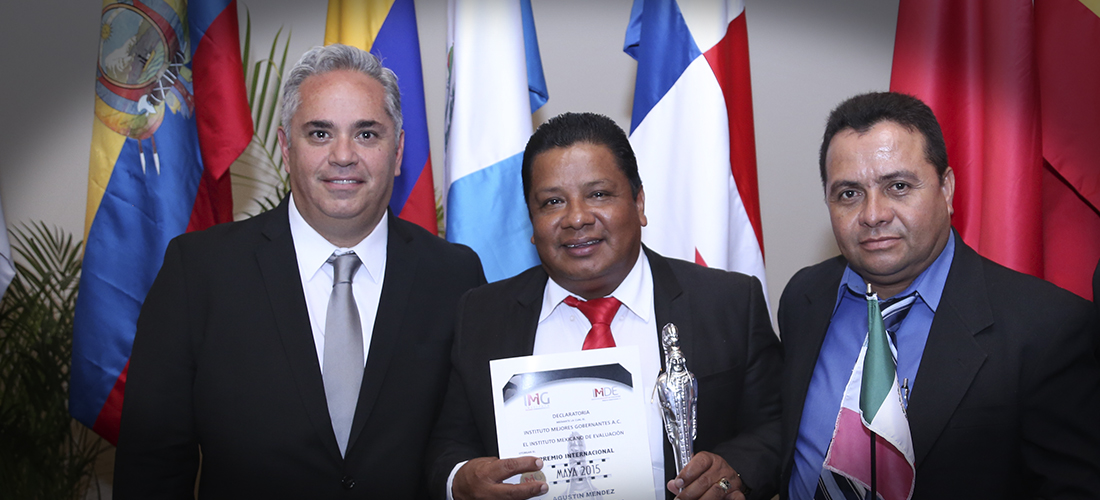 Galo Limón, Presidente del IMDE, Instituto Mexicano De Evaluación y el Instituto Mejores Gobernantes A.C. entregando el premio Nacional Tlatoani 2015 con Luis Antonio Hernández Rosales, Presidente Ejecutivo del IMDE